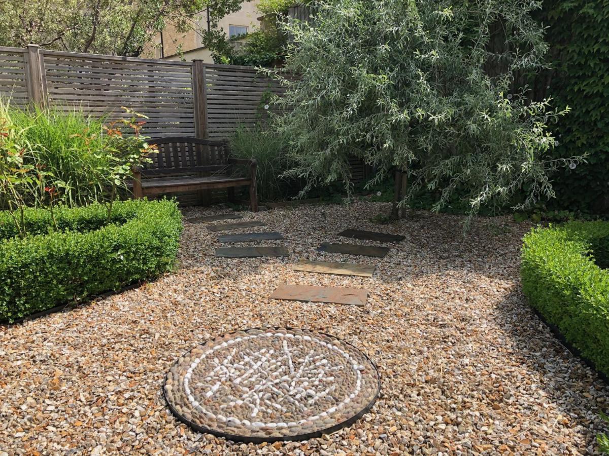 Chestnuts House Boutique B&B Бат Екстериор снимка The well at the centre of the village