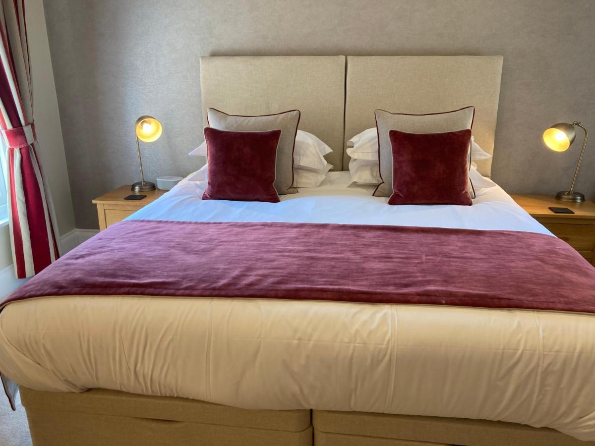 Chestnuts House Boutique B&B Бат Екстериор снимка A bed runner