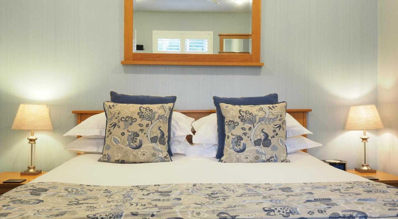 Chestnuts House Boutique B&B Бат Екстериор снимка A bed with cushions